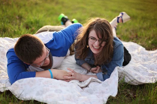 couple enjoying a picnic in the park