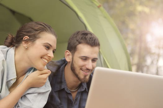 couple enjoying a picnic